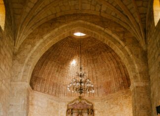 Holy Cross Catholic Church: Discover Its Inspiring History & Mission